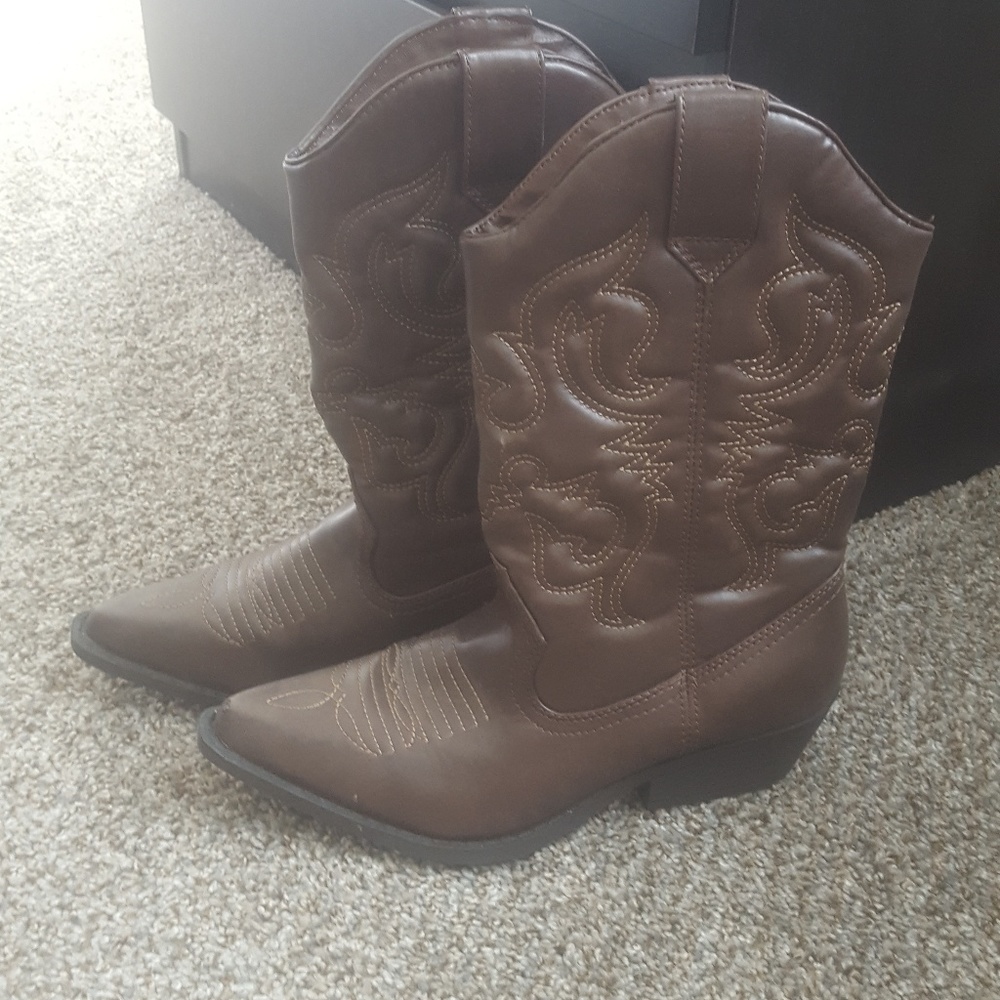 Brown cowgirl boots